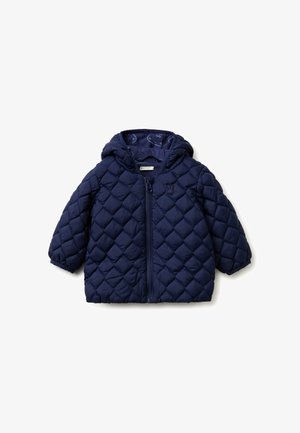 Chaqueta acolchada azul marino para niños pequeños con capucha, cremallera frontal y un sutil emblema bordado en el pecho.