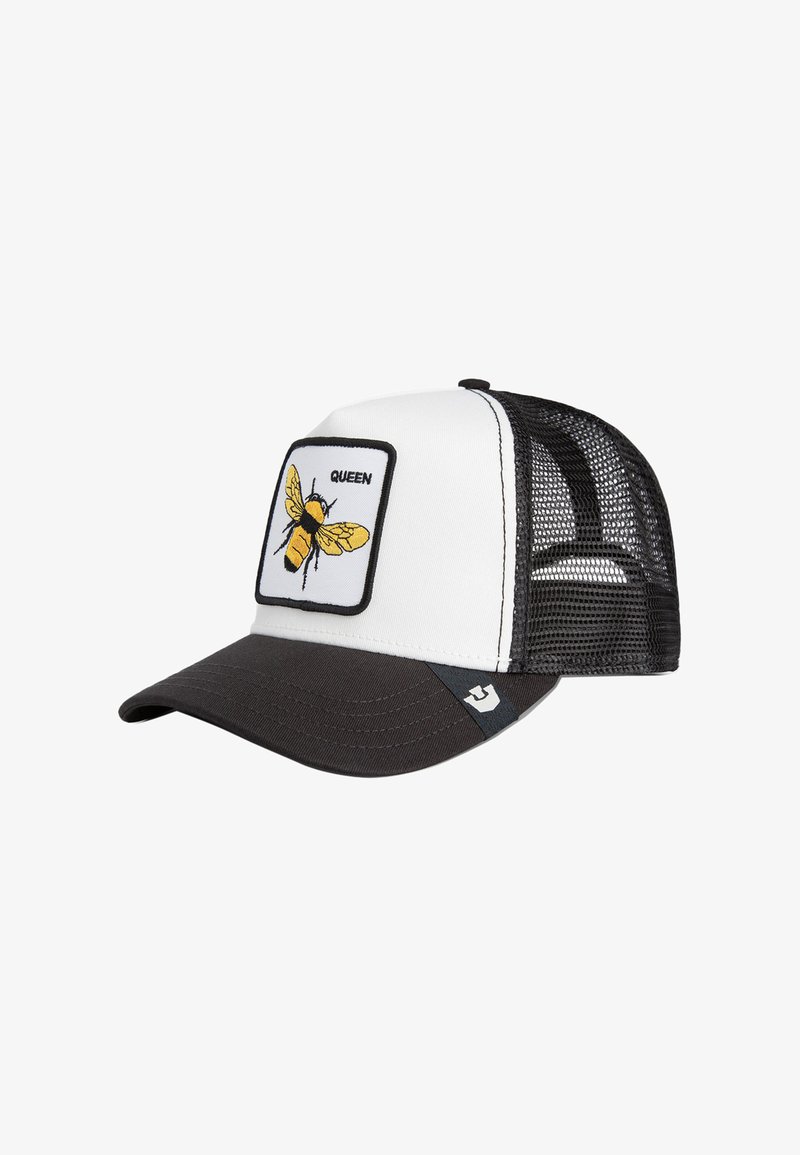 Weißer und schwarzer Mesh-Trucker-Cap mit einem gelben Bienen-Patch, auf dem "QUEEN" auf der Vorderseite steht, und einem kleinen Logo auf dem schwarzen Schirm.