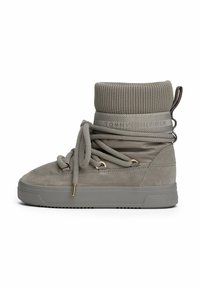 Sneaker alte grigie con colletto a costine, dettagli in suede, design con lacci e occhielli dorati. Nome del marchio mostrato sul colletto.