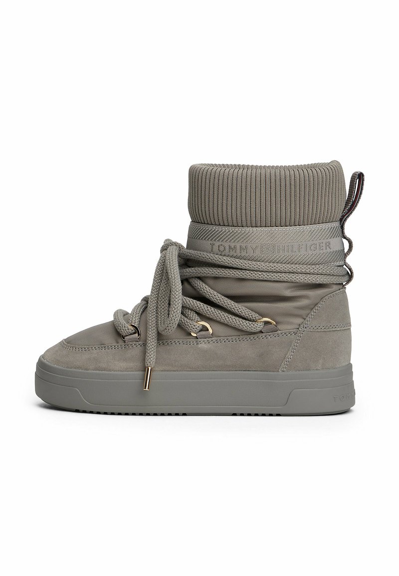 Sneaker alte grigie con colletto a costine, dettagli in suede, design con lacci e occhielli dorati. Nome del marchio mostrato sul colletto.