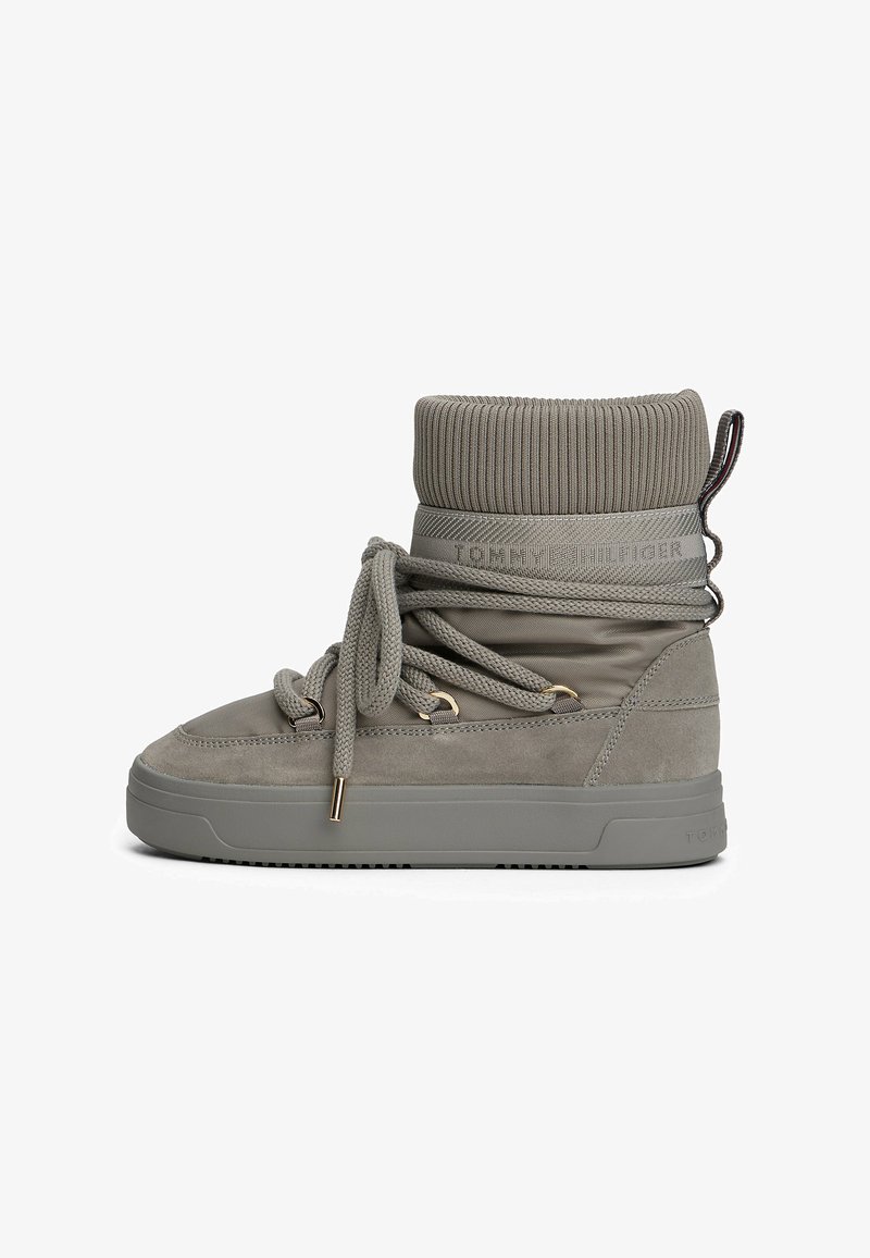 Grijze hoge sneakers met een geribde gebreide kraag, suède accenten, vetersluiting en gouden vetertongen. Merkimpressie op de kraag.