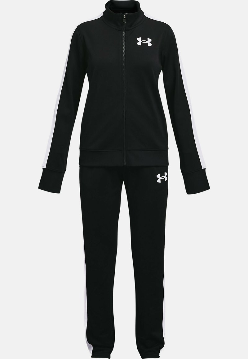 Survêtement de sport noir en tissu doux, comprenant une veste zippée avec un col montant et des bandes blanches sur les côtés, associée à un pantalon assorti.