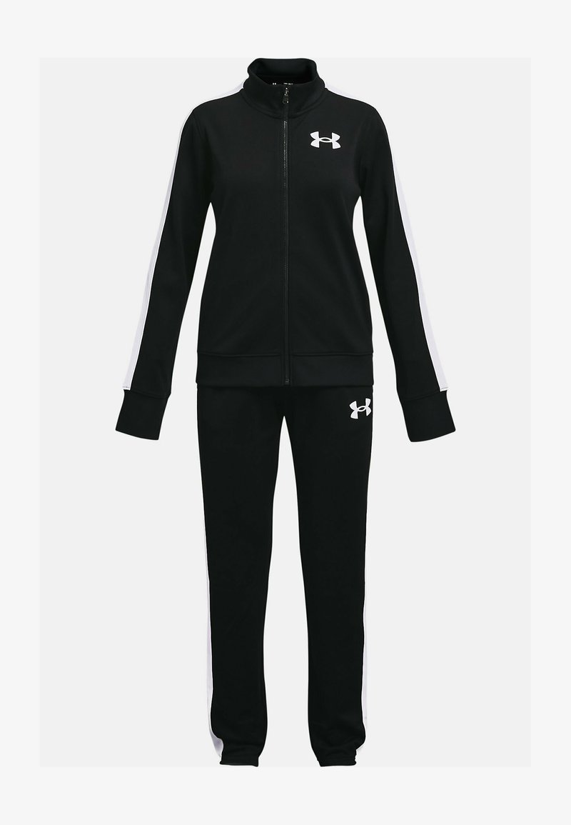 Czarny dres sportowy wykonany z miękkiego materiału, z zamkiem błyskawicznym i wysokim kołnierzem, w białe paski po bokach, w komplecie z pasującymi spodniami.