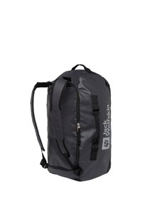 Mochila gris con correas ajustables, cierre frontal con cremallera y logo en el lateral. Hecha de material duradero, presenta una forma cilíndrica.