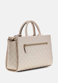 Beige gesteppte Handtasche mit doppelten Griffen, einer vorderen Reißverschlusstasche und goldenen Hardware-Akzenten. Strukturierte Oberfläche und formstabile Form.