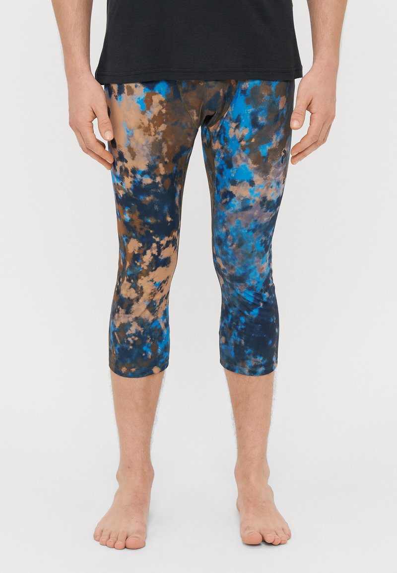 Leggings capri justos com um padrão multicolorido em azul, castanho e preto. Feitos de material macio e elástico para maior conforto.