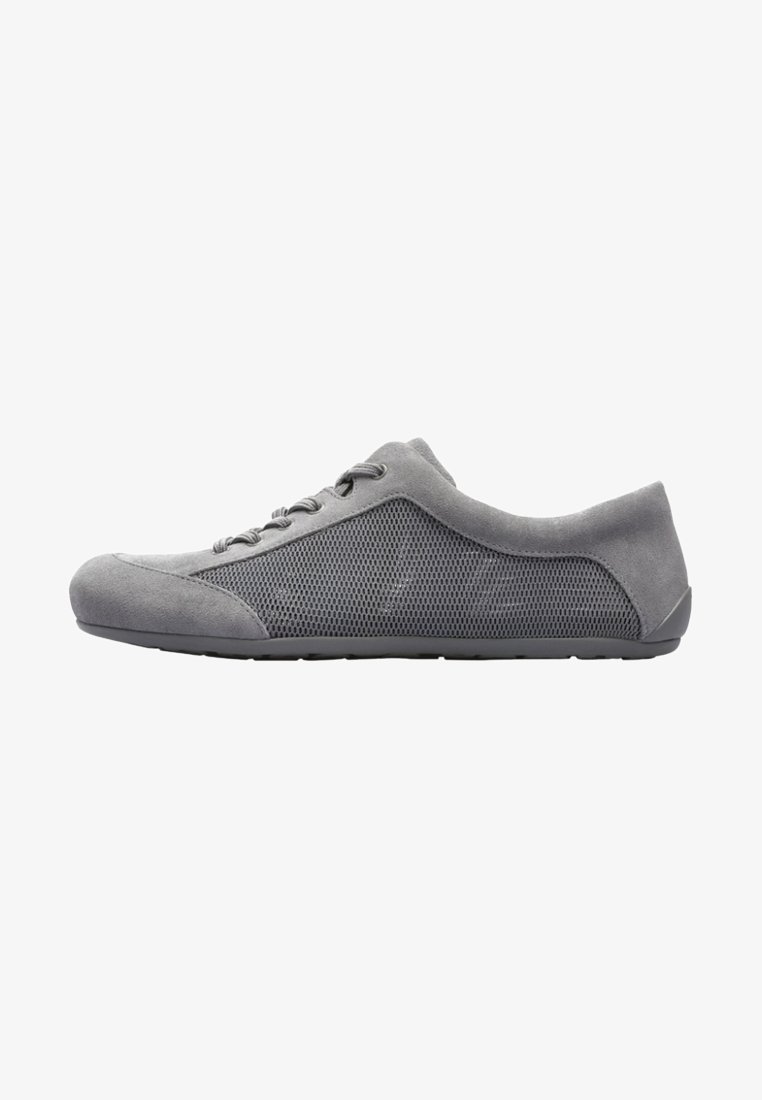 Chaussures grises avec une tige en daim et des côtés en mesh, bout rond, semelle plate et design à lacets. Caractéristiques d'un style minimaliste et d'accents texturés.