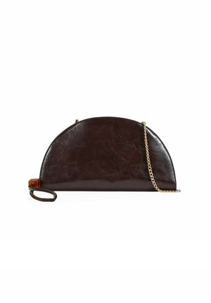 Bolso de mano de cuero marrón oscuro con forma de media luna, con un pequeño asa en forma de lazo y una delgada cadena dorada, sobre fondo blanco.