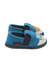 Blaue Filzpantoffeln mit einem hellblauen und orangefarbenen Lastwagenmuster auf der Spitze. Elastisches Band, graue Gummisohle. Weicher Stoff.