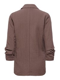 Καφέ blazer μακρυμάνικο με γιακά με γωνίες, υφασμάτινη υφή και ελαφρώς ρυτιδωμένα μανίκια, εμφανίζεται από πίσω.