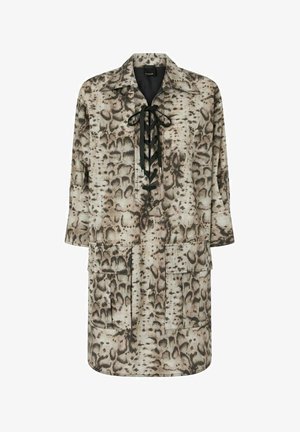 Robe à manches longues avec imprimé serpent beige et marron, laçage noir à l'avant, col large et poches plaquées devant.