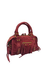 Petite sac à main en cuir suédé rouge avec des ferrures dorées, doté de doubles poignées, d'un haut zippé et d'une poche avant avec des accents décoratifs et des glands.
