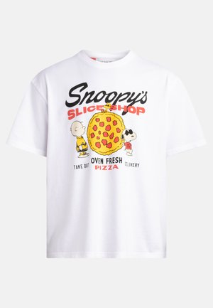 Fehér pamut póló, színes grafikai nyomattal, amelyen mesefilmkarakterek és egy pizza látható, a következő felirattal: "Snoopy's Slice Shop." Rövid ujjú.