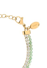 Pulsera de cadena de oro con cuentas verdes y acentos de cristal claro, con un cierre de langosta y una etiqueta grabada. Textura suave, diseño multicolor.