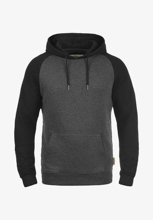 Kapunasti dukserica tamno sive boje s crnim raglan rukavima. Ima prednji džep i vezice s metalnim vrhovima. Mekana tekstura tkanine.