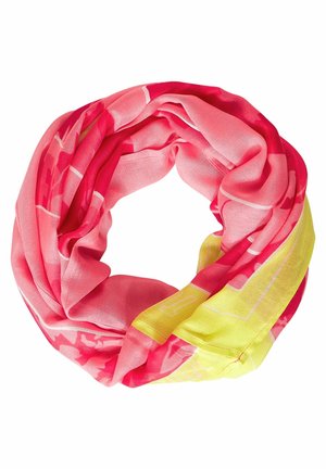 Ronde zachte roze en gele sjaal met abstracte patronen, losjes in een lus gelegd op een witte achtergrond.