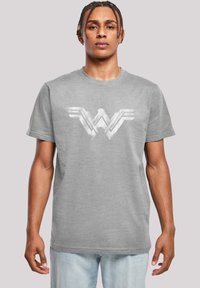 Šedé bavlněné tričko s vybledlým bílým logem Wonder Woman. Kulatý výstřih, krátké rukávy, běžný střih s minimalistickým designem.