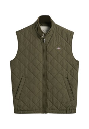 Gilet trapuntato in verde oliva, con zip frontale, colletto alto e tasche laterali. Presenta il logo del marchio vicino alla parte superiore sinistra. Tessuto morbido.