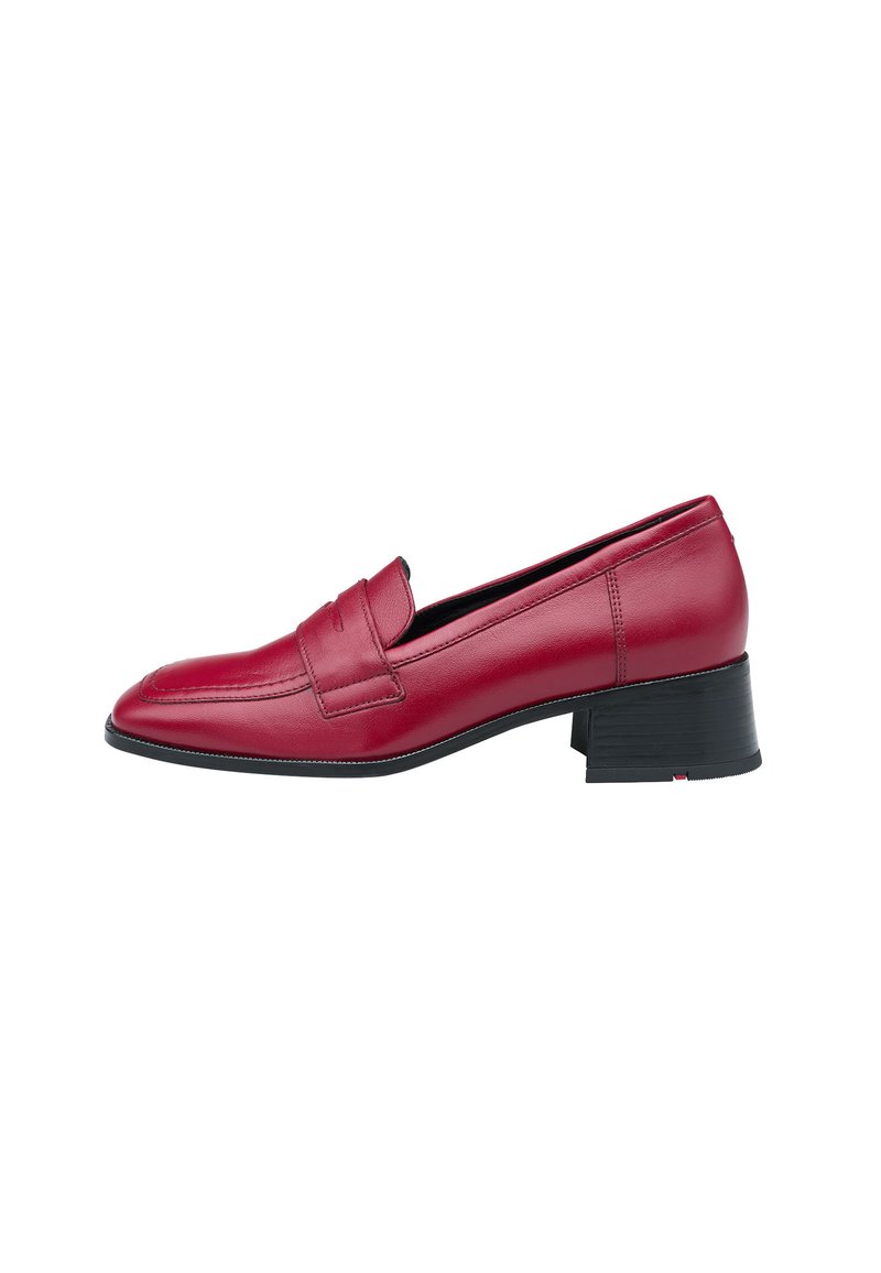 Mocassino in pelle rossa con tacco basso a blocco, caratterizzato da un design cucito e una finitura liscia. Stile slip-on con punta arrotondata.