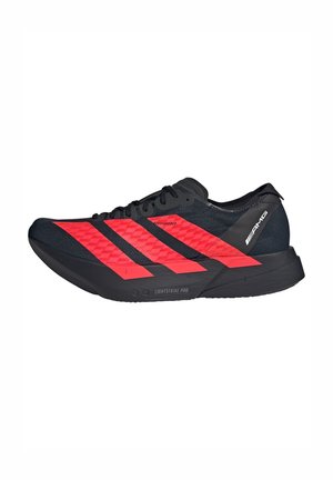 Schwarzer Sportschuh mit leuchtend roten Akzenten, ausgestattet mit einem leichten Mesh-Obermaterial, einem Design mit drei Streifen und einer skulptierten Sohle für besseren Halt.