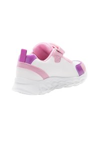 Sneaker bianco con accenti rosa e viola, cinturino in velcro, materiale testurizzato, forma arrotondata e suola decorata.