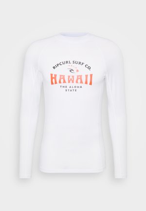 Hvit langermet rash guard med dristig svart og oransje tekst: "Ripcurl Surf Co," "Hawaii," og "The Aloha State." Glatt, elastisk stoff.