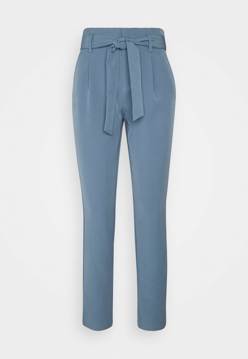 Pantalon bleu clair en tissu lisse, doté d'une ceinture nouée, d'une coupe ajustée et de jambes droites, sans poches ni ornements.