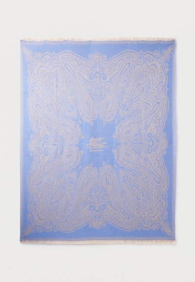 Textile rectangulaire bleu avec des motifs paisley beiges complexes et un petit motif central représentant une figure ailée tenant une trompette.