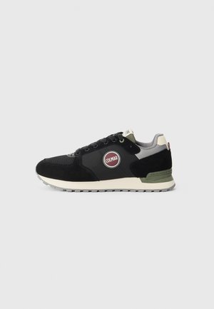Czarne sneakersy z zamszu i siateczki z szarymi akcentami, zielonym piętkiem, białą podeszwą środkową oraz czerwonym okrągłym logo "Colmar" z boku. Płaskie sznurowadła.