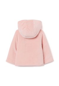 Roze pluche capuchonjack, zachte textuur, lange mouwen, ronde zoom, met een eenvoudig ontwerp zonder zichtbare sluitingen of versieringen.