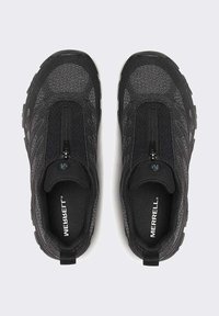 Scarpe nere slip-on con tomaia in mesh testurizzato e cerniera elastica. Presentano un collo imbottito e dettagli con logo sui lati. Suola in gomma.