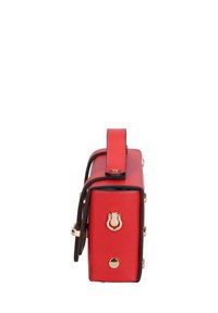 Borsa a tracolla rossa in pelle con una forma rettangolare strutturata. Presenta una maniglia superiore, accessori in oro e una chiusura a scatto laterale.