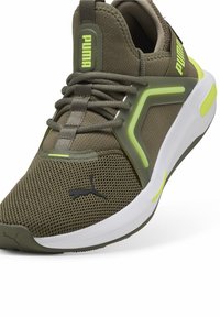 Zelená síťovaná sportovní obuv s limetkovými akcenty, texturovaná tkanina, bílá podrážka a šedé detaily. Logo PUMA je viditelné na bocích a jazyku.