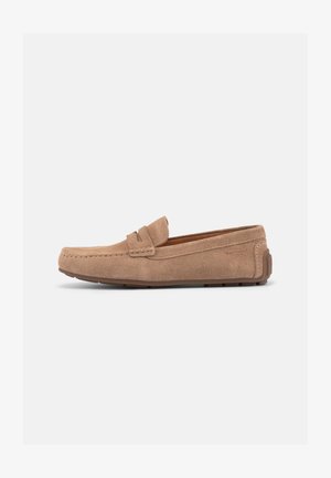 Mocassino in pelle scamosciata marrone chiaro con suola in gomma, cuciture moc toe e fascia penny sul collo del piede, mostrato di profilo su sfondo bianco.