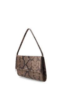 Bruine handtas met slangenprint, gestructureerd ontwerp, verstelbare riem en metalen accenten. Voorzien van een klepsluiting en een textuurrijke afwerking.