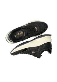 Schwarze Sneaker mit strukturiertem Obermaterial, goldenen Logoakzenten und einer crèmefarbenen Sohle. Sie verfügen über Schnürsenkel und einen gepolsterten Schaft für zusätzlichen Komfort.