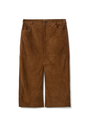 Falda marrón de ante hasta la rodilla con abertura frontal, trabillas para el cinturón, botón y dos bolsillos laterales sobre fondo blanco.