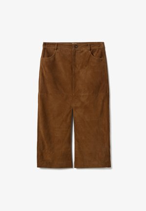 Falda marrón de ante hasta la rodilla con abertura frontal, trabillas para el cinturón, botón y dos bolsillos laterales sobre fondo blanco.