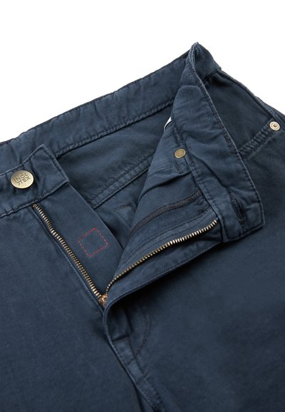 Navyblauwe katoenen broeken met een ritssluiting, knoopsluiting en een klein rood vierkant detail. Gelaagd katoen met een nette afwerking.