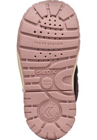 Suela de zapatilla Geox en suave goma rosa con superficie texturizada, con estampaciones de "Flexy System" y "Softly Cushioned", diseñada para brindar comodidad.