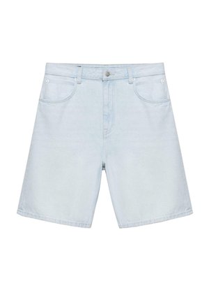 Hellblaue Jeans-Shorts mit Fronttaschen, Gürtelschlaufen und Knopfverschluss, auf weißem Hintergrund präsentiert.