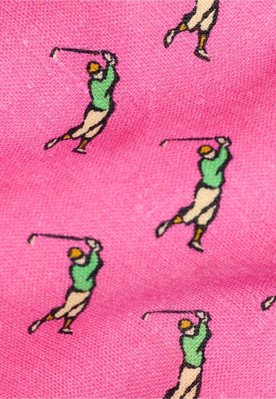 Μοτίβο με μικρούς γκόλφερ να κουνάνε μπαστούνια, φορώντας πράσινα πουκάμισα και μπεζ παντελόνια, σε φόντο υφασμάτινο με ροζ υφή.