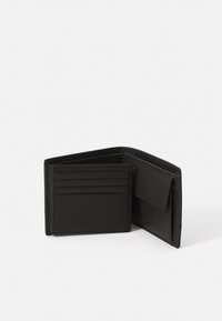 Portofel negru din piele, cu un finisaj texturat, având mai multe sloturi pentru carduri și un compartiment lateral pentru bancnote sau monede.