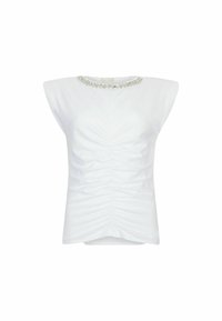 Top bianco senza maniche con un fronte arricciato, dettaglio in cristallo decorativo attorno al collo e una silhouette aderente. Texture liscia e design semplice.