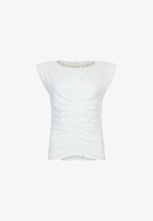 Biała bezrękawnikowa bluzka z marszczonym przodem, dekoracyjnym kryształowym wykończeniem przy szyi i dopasowanym krojem. Gładka tekstura i prosty design.
