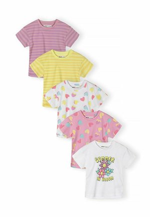 Vijf kinder T-shirts met korte mouwen: paars en geel gestreept, wit en roze met multicolor harten, wit met "Summer in Bloom" bloemenafbeelding.