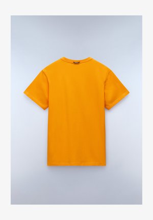 Tričko s krátkým rukávem v jasně oranžové barvě z bavlny, s kulatým výstřihem a standardním střihem. Žádné vzory ani akcenty nejsou viditelné.