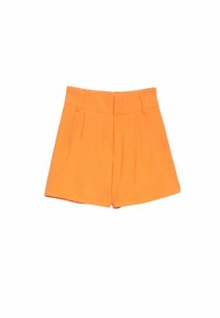 Shorts plissettati arancioni realizzati in tessuto leggero, con una vita sartoriale e linee pulite, progettati per una vestibilità snella.