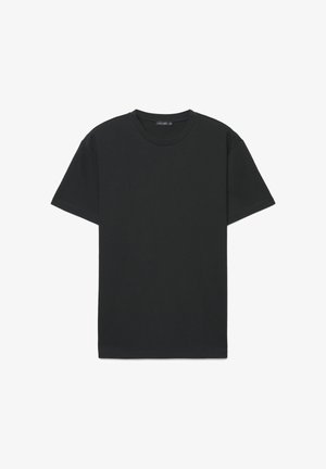 Schwarzes T-Shirt mit kurzem Ärmel und Rundhalsausschnitt, schlichtes Design, flach auf weißem Hintergrund liegend.