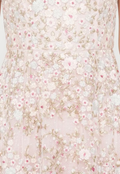 Broderet kjole i sart lyserødt stof med blomsterdesigns i hvid, lyserød og guldtråd. Gennemsigtigt lag med delikat tekstur.